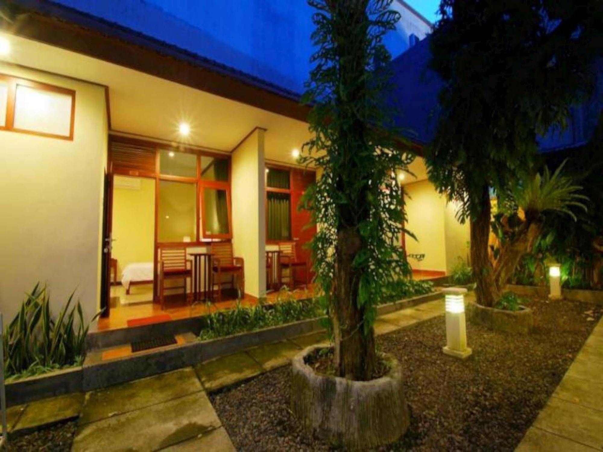 Yulia Beach Inn Kuta Kuta Lombok Exterior foto