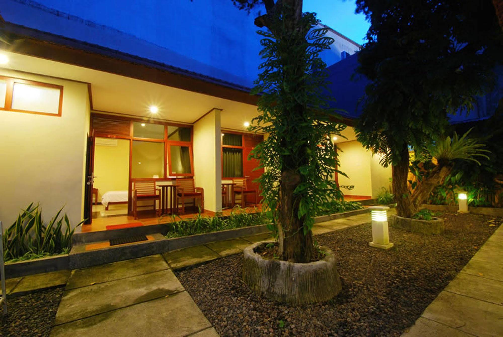 Yulia Beach Inn Kuta Kuta Lombok Exterior foto