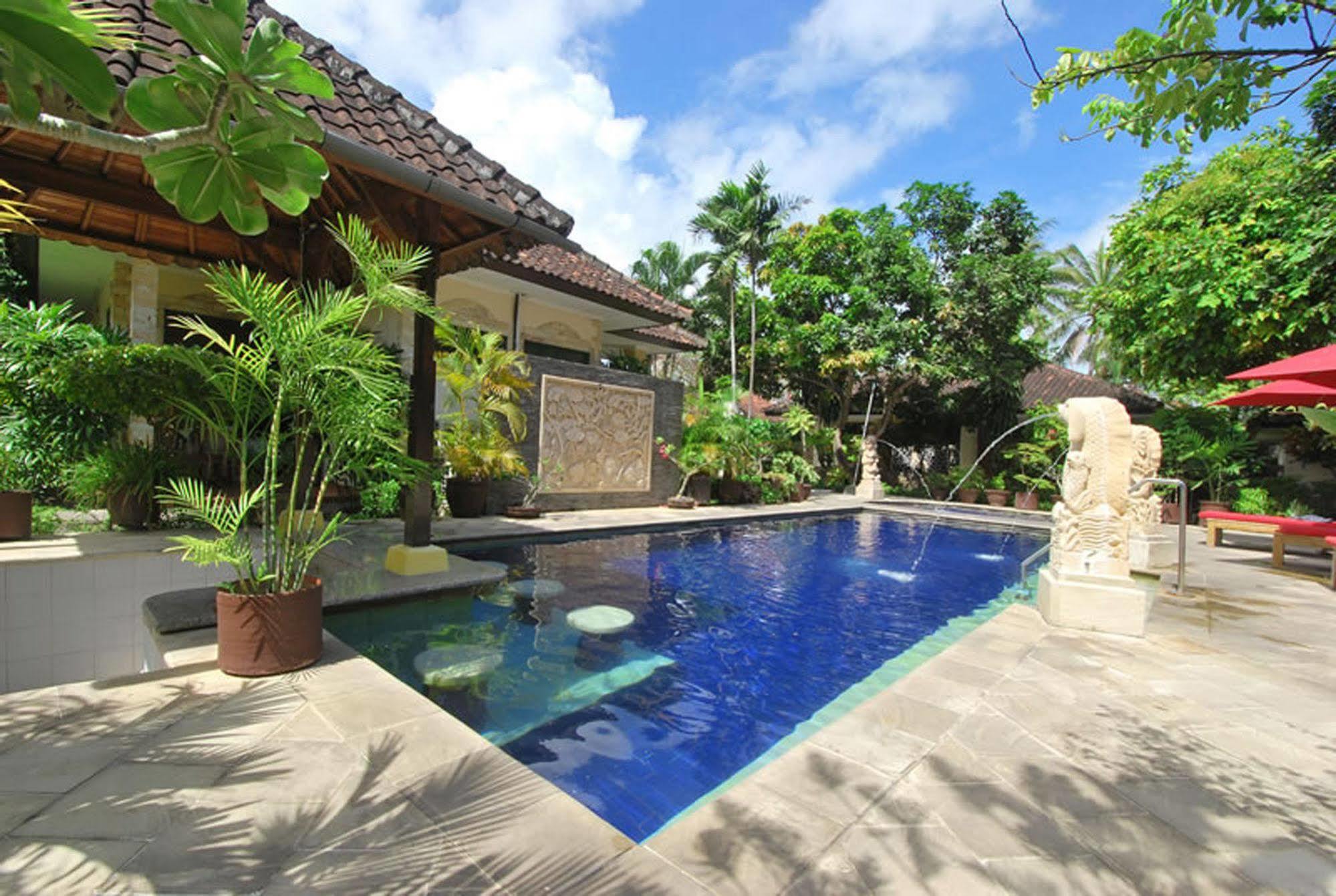 Yulia Beach Inn Kuta Kuta Lombok Exterior foto