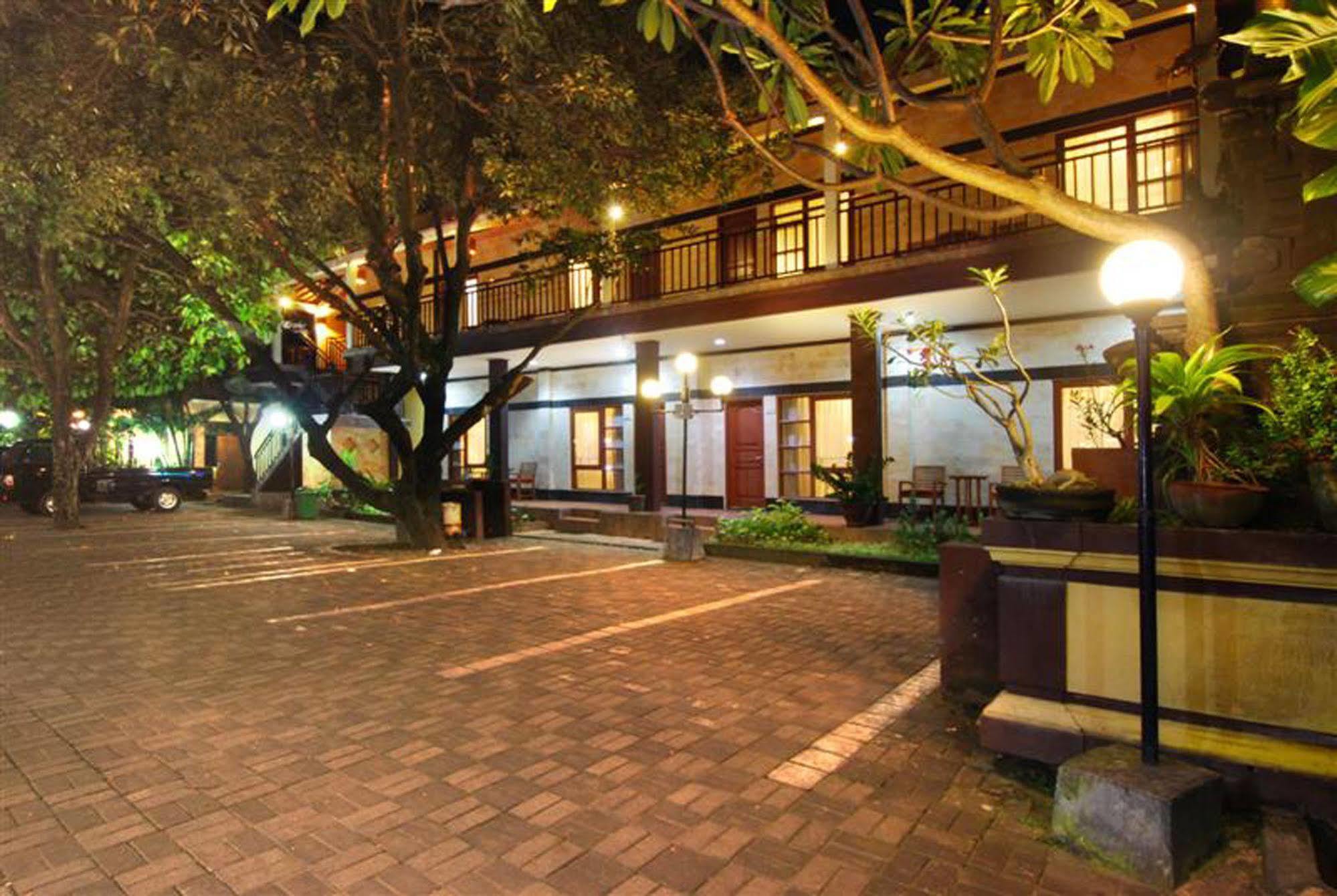 Yulia Beach Inn Kuta Kuta Lombok Exterior foto